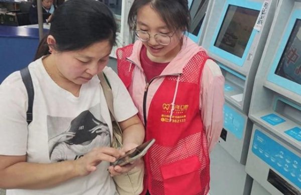 诚信双盈配资 东营市委社会工作部: 笑脸相迎八方客 · 五一假期志愿红